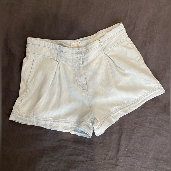 Gentle Fawn pleated light-wash denim shorts - Picture 1 of 12